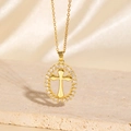 Collana a croce placcata oro con pendente ovale in zircone su sfondo di seta e pietra - Stile E-Croce Ovale