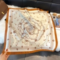 Dettaglio foulard in seta 70cm con stampa catena di perle su peluche bianco - Bianco Sporco (W-468) / 70cm