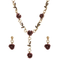 Ensemble de bijoux rétro style français avec roses rouge foncé et détails dorés - Parure Collier Boucles d'Oreilles Rose Café (WG-1175) / Café (WG-1175)
