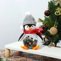 Dettaglio del barattolo di caramelle pinguino di Natale con cappello rosso in maglia - Barattolo di caramelle pinguino con cappello grigio