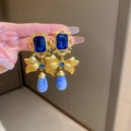 Makroaufnahme von Vintage-Barock-Schleifenohrringen mit blauen Steinen und Wassertropfen - Blauer Wassertropfen Bowknot Stil (38#)