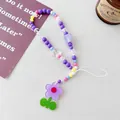 Bunte Perlen-Handykette mit lila Tulpenblüte und herzförmigen Anhängern für Damen - Lila Perlen Blumen-Tag Handykette