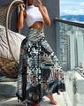 Detail van hoge taille bohemian print rok gecombineerd met witte mouwloze crop top - S / Zwart Met Witte Bloemen