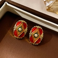 Detail von Vintage-Goldohrringen mit roter Emaille und Perle in einer Schmuckschatulle - Goldene Drip Oil Quadratische Ohrstecker (HE13785)