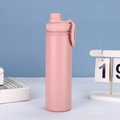 Detalle de botella de agua deportiva rosa con acabado mate y práctica asa de transporte - 12oz / Rosa