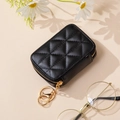 Schwarze gesteppte Schminktasche mit Goldreißverschluss und Schlüsselanhänger - Schwarz