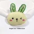 Detalle de conejo de peluche a rayas amarillas, mide 7 cm de alto y 6,2 cm de ancho - Apertura Trasera (Sin Alfiler) / Conejo Amarillo Claro