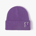 Gorro de punto morado con bordado de la letra N y un diseño moderno de borde enrollado - Púrpura Jaspeado