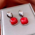 Dettaglio macro di orecchini vintage quadrati rossi con bordo a trama a catena - Perno in Argento - Argento - Rosso
