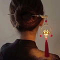 Horquilla clásica con cuentas rojas y borla larga en un elegante peinado recogido - Horquilla de cuentas rojas clásica (FS0108)