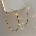 Makroaufnahme großer goldener Creolen mit strukturierter Metalloberfläche auf weißer Karte - Gold Gehämmert Creolen (2#) / Durchmesser 5.5cm / Gold