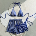 Set bikini a tre pezzi a strisce blu con top allacciato al collo e pantaloncini in maglia - S / Blu