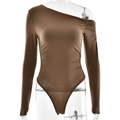 Detail eines asymmetrischen braunen One-Shoulder-Bodys mit Raffung und hohem Beinausschnitt - S / Kaffeebraun