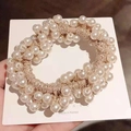 Elegante elastico per capelli con perle ad alta elasticità su scheda display - Seta Dorata Perla Bianca