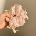 Détail d'un chouchou rose plissé avec bordure en dentelle et nœuds en satin crème - Chouchou Nœud Rose