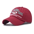Gros plan sur la broderie Dolphin Hotel d'une casquette en coton délavé - Réglable / Bordeaux
