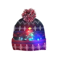 Detalle del gorro de Navidad de punto con luces LED y motivo de árbol festivo - Árbol de Navidad