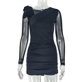 Dettaglio vestito nero aderente con rosa 3D e maniche lunghe in rete velata - S / Nero