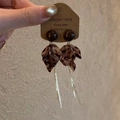 Détail de boucles d'oreilles en résine écaille avec fine chaîne dorée et clous en cuivre - 7# Feuille en Résine Écaille de Tortue (Tige en Argent)