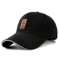 Casquette baseball noire classique avec visière longue et écusson cuir vue de 45 degrés - 55-60cm (Réglable) / Noir
