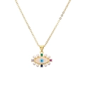 Gouden ketting met boze oog hanger, kleurrijke zirkonia en parels op witte achtergrond - Parel Emaille Boze Oog Stijl