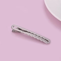 Minimalistische silberne gewellte Metall-Haarklammer auf rosa Hintergrund für Damen - Silber