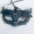 Elegante schwarze Spitzenmaske für Maskenbälle mit goldenem Glitzer und bunten Sternen - Schwarz