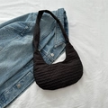 Sac à épaule croissant noir minimaliste avec texture plissée ondulée et tissu souple - Noir