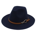 Gros plan sur un chapeau fedora en feutre bleu marine avec ceinture en cuir marron - Bleu marine