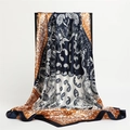 Vue détaillée du foulard en soie à motif cachemire et bordures contrastées sur support - 90*90cm / Bleu Marine et Marron