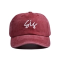 Détail macro de la casquette baseball bordeaux délavée vintage avec broderie sis blanche - 50-54cm / Rouge