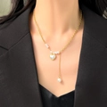 Gouden Y-vormige halsketting met witte parels en een hartvormige schelphanger - Gouden Hart Parel Kwastje Stijl