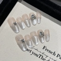 Uñas postizas de ojo de gato brillantes con cristales K9 y perlas estilo francés - Extra Pequeño (XS) / Estilo Ovalado Medio Con Diamantes de Imitación de Ojo de Gato Gris Plateado (2362)