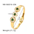 Detail van gouden titanium hartarmband met groene stenen en 6 cm binnendiameter - Drievoudige Hart Schijf Stijl (NB-B6016-GN) / Goud/Groen