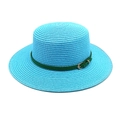 Détail d'un chapeau en paille bleu clair avec texture tressée et boucle en cuir vert foncé - M (56-58cm) / Bleu lac