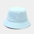Vue détaillée d'un chapeau bob en coton bleu clair avec broderie smiley minimaliste - M (56-58cm) / Bleu clair