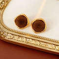 Détails de boucles d'oreilles dorées vintage avec flocage marron sur tissu blanc - Vert