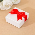 Scatola regalo per gioielli bianca quadrata con fiocco di raso rosso su fondo beige - 7.5*7.5*3.5CM / Scatola con Fiocco Rosso