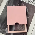 Caja joyero rosa mate deslizante para anillos y pendientes sobre fondo de revista - Rosa en Blanco con Muesca/Interior 9x9x2cm