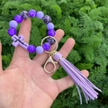 Portachiavi in perline di silicone leopardo viola con croce Jesus e nappa in pelle - Viola