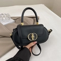 Bolso de mano ovalado negro para mujer con herrajes dorados y correa de hombro ajustable - Negro
