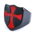 Dettaglio dell'anello a forma di scudo con croce rossa e finitura in smalto nero - US 7 / Nero (09503)