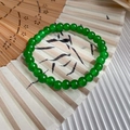 Élégant bracelet en perles vert émeraude avec pierres rondes lisses sur éventail bambou - Style Jade à Perles Rondes Vertes