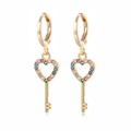 Boucles d'oreilles clé en cœur dorées avec zircons colorés sur fond blanc pur - Or/Multicolore