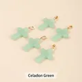 Fünf celadon-grüne Kreuzanhänger aus Glas mit goldener Metallöse für DIY-Schmuckherstellung - 25*18*4mm / Hellgrün