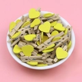 Mini mollette in legno per foto con cuore giallo in una ciotola di ceramica bianca - Cuore Giallo