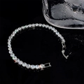 Détail d'un bracelet de tennis argenté serti de zircons sur une surface noire miroir - Chaîne de Tennis Pavée Carrée