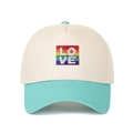Dettaglio del ricamo arcobaleno LOVE sul berretto a 5 pannelli menta e bianco sporco - Regolabile / Blu Lago