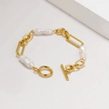 Dettaglio del bracciale con perle barocche, catena dorata e chiusura a levetta - Perla barocca naturale / Oro/Bianco Perla
