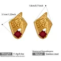 Detailopname van de goudkleurige schelpoorbellen van roestvrij staal met rode vierkante zirkoon - Gouden Oorbellen (F089)